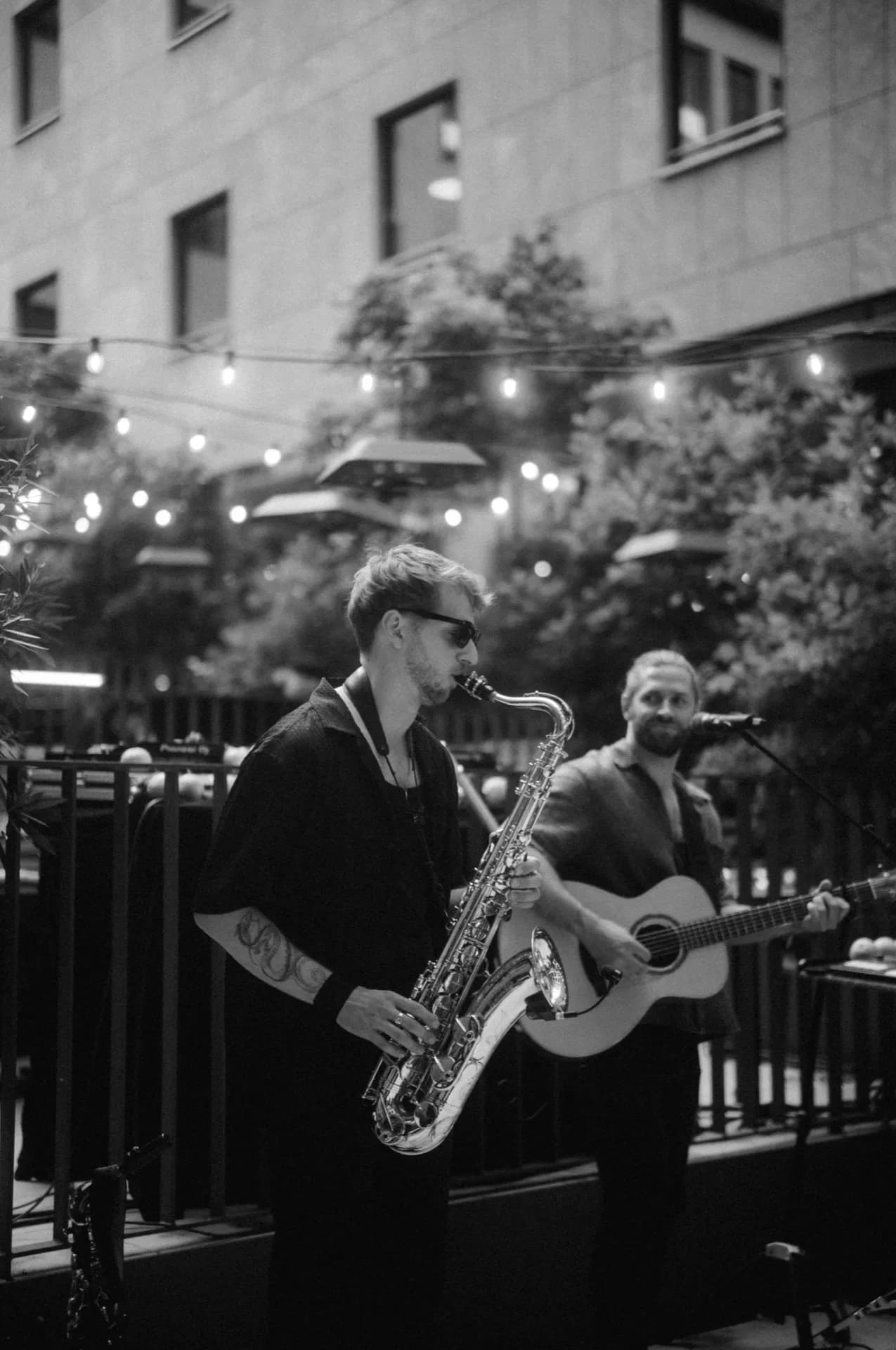 Duo-Performance mit Saxophon und Gitarre