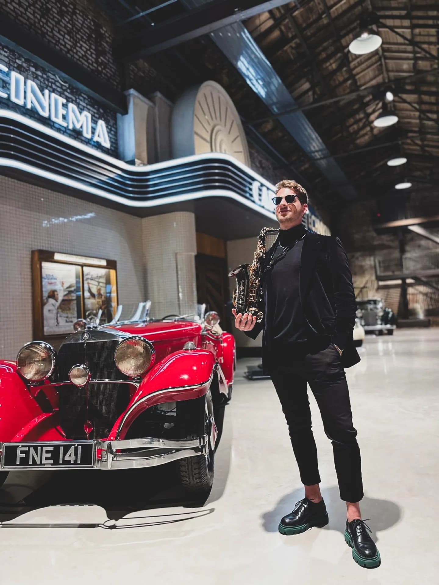 Pascal mit Saxophon in exklusivem Ambiente