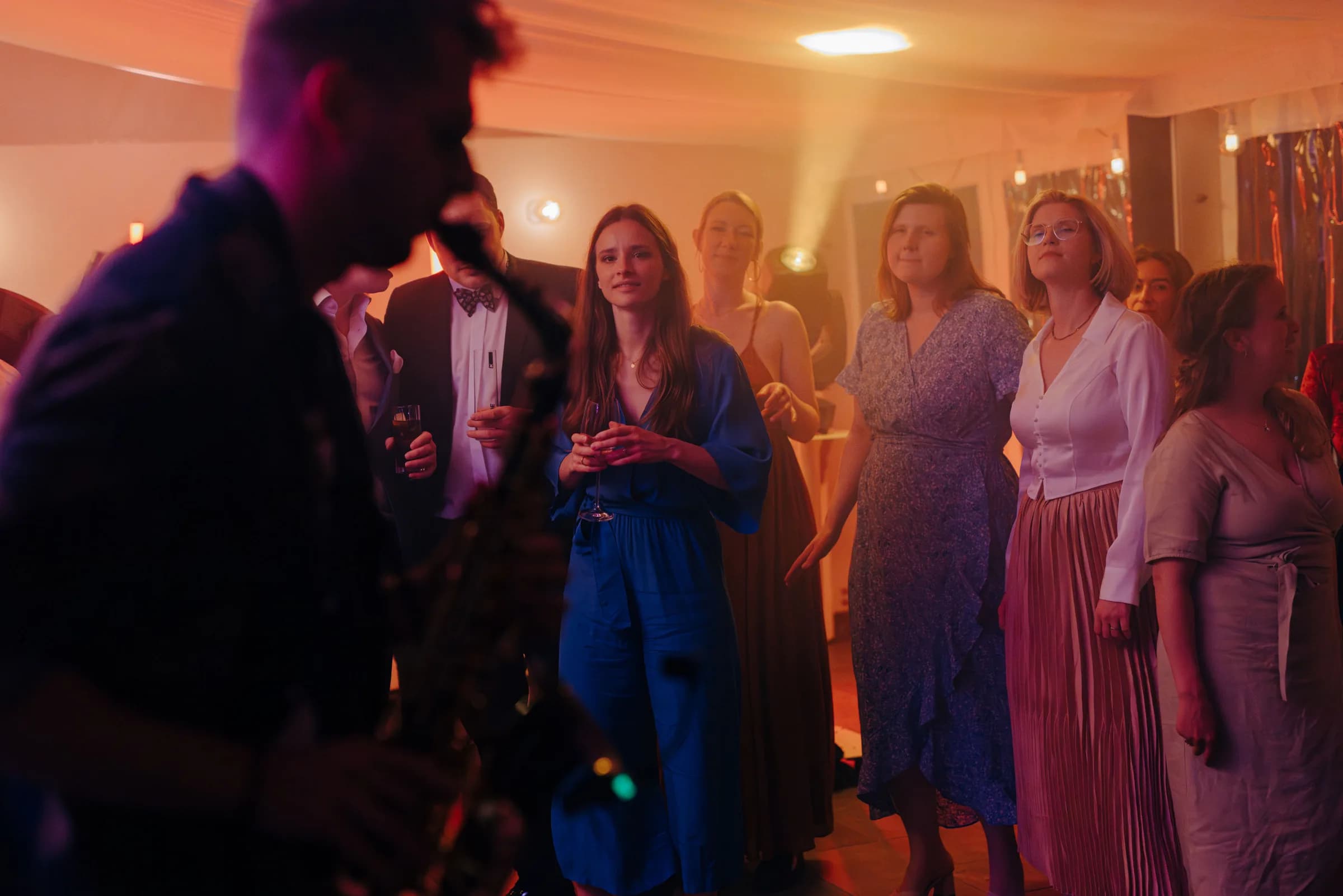 Hochzeitsgaste geniessen die Performance