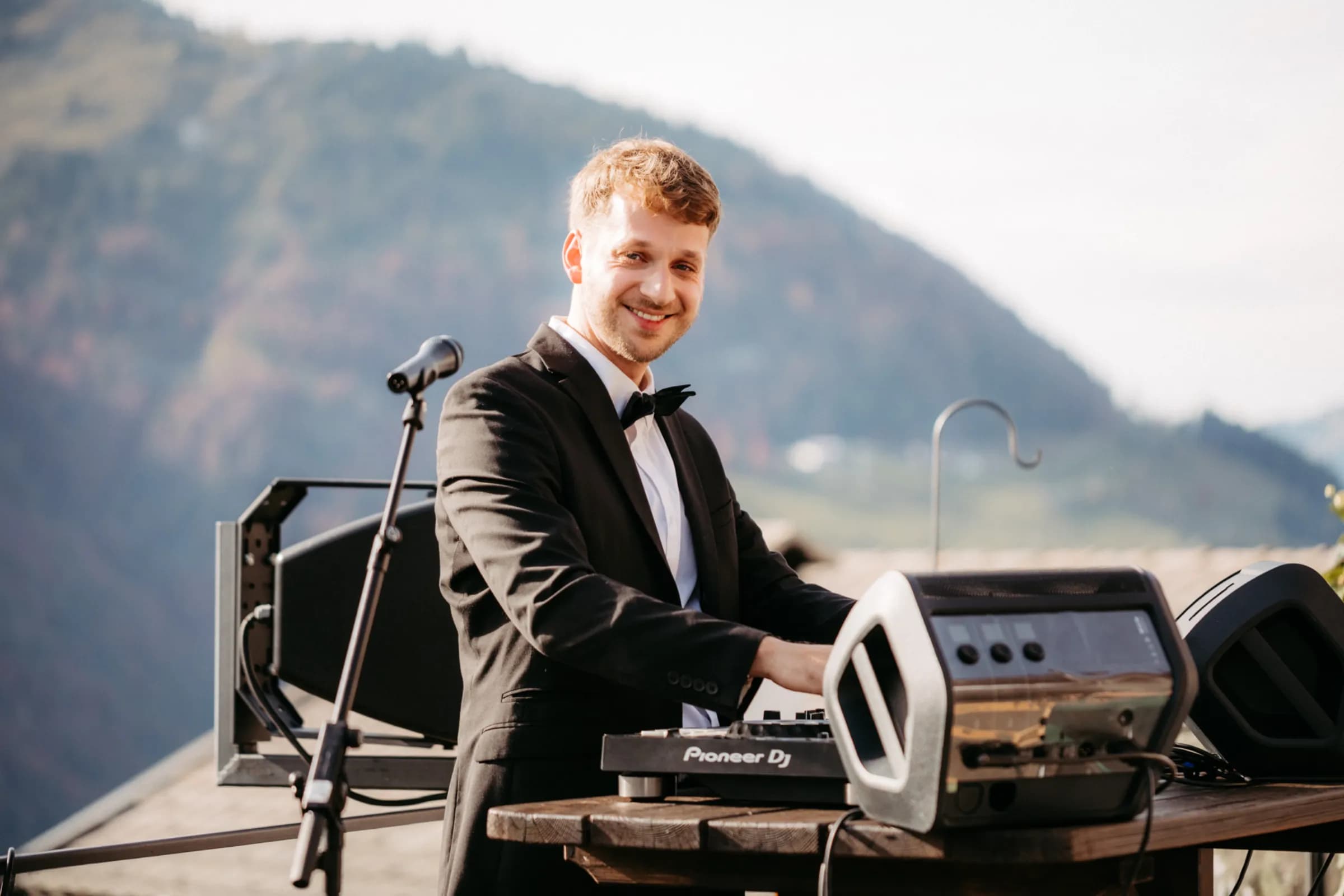Pascal am DJ-Pult mit Bergpanorama