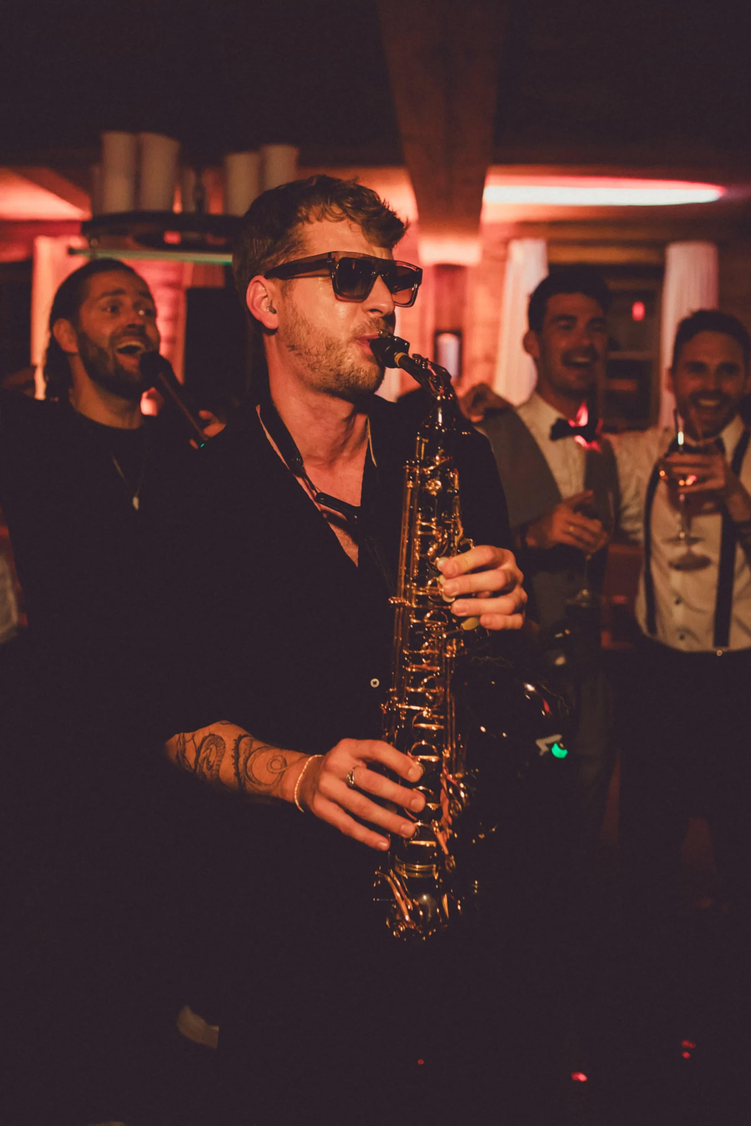 Pascal spielt Saxophon bei der Abendparty